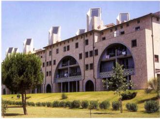     Projet des maisons ENEL à Tarquina, tiré de « L’architecture du soleil »