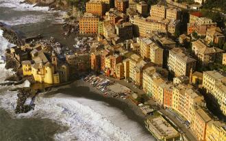 Commune de Camogli, extrait de : Roberto Merlo, Liguria terra tra cielo e mare (Ligurie, terre entre ciel et mer),1995,Tormena editore