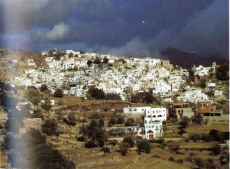  Bourg rural de Aperanthos, île de Naxos.  C’est le schéma planimétrique le plus commun dans les villages ruraux en pente, dépourvu d’un parcours principal, typique des implantations en terrasses d’une grande partie du bassin méditerranéen.