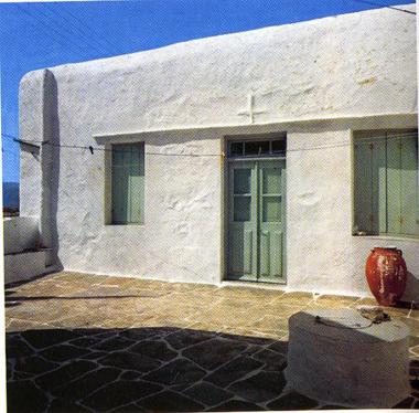   Sifnos, Grèce, maison avec cour devant la face principale