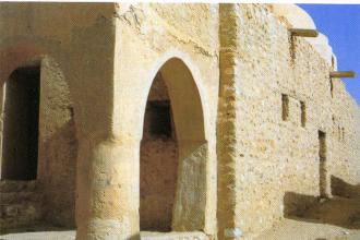 Mosquée en briques de boue et revêtement à base de chaux et de terre, Tamerza, Tunisie 